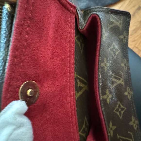 LOUIS VUITTON
Monogram Canvas Excentri-Cite Bag with strap - Picture 12 of 17